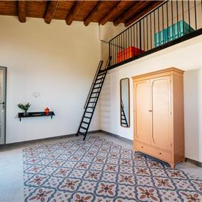  6 bedroom villa with heated pool in Modica, sleeps 18